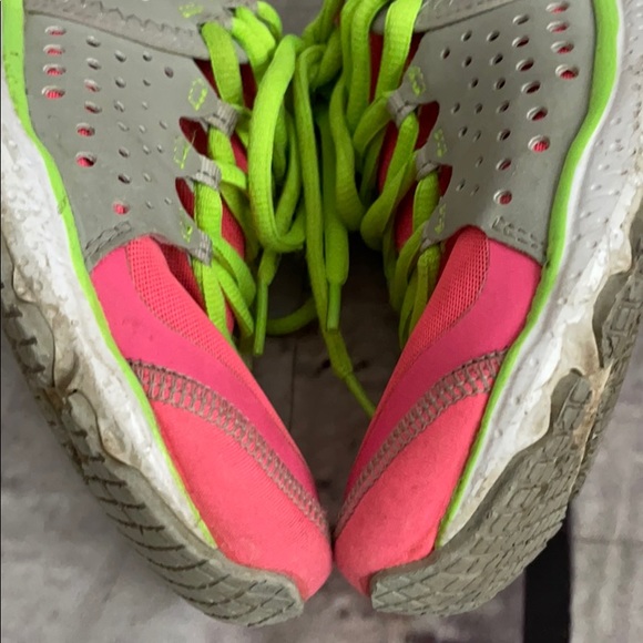 Under Armour micro g 4D foam sneaker in 5.5 - Picture 14 of 16